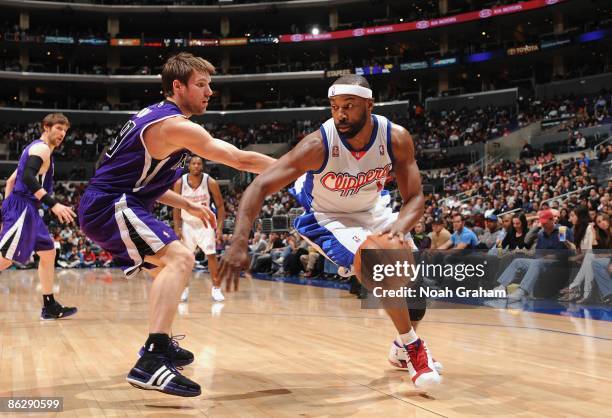 Baron Davis of the Los Angeles Clippers drives against Beno Udrih of the Sacramento Kings during the game at Staples Center on April 10, 2009 in Los...