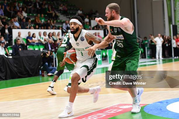 Terran Petteway of Nanterre and Maarten Leunen of Sidigas Avellino during the Basketball Champions League match between Nanterre 92 and Sidigas...