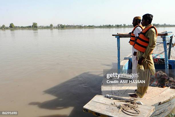 To go with Pakistan-environment-fish-water, FEATURE by Hassan Mansoor This picture taken on April 4, 2009 shows Nazir Mirani and his teenage son...
