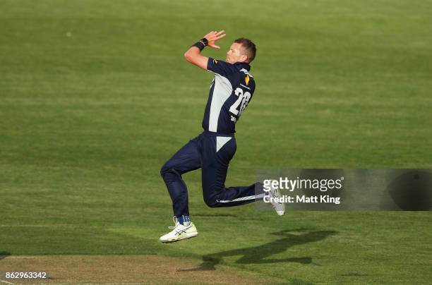 Peter Siddle of the Bushrangers bowls during the JLT One Day Cup match between South Australia and Victoria at Blundstone Arena on October 19, 2017...