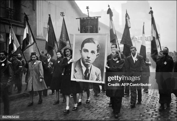 Photo circa 1945 montrant de jeunes manifestants de gauche portant un portrait de Guy Môquet, 17 ans, un jeune militant communiste exécuté par les...