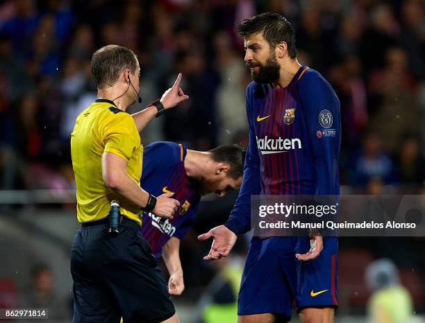 Gerard Pique of Barcelona argues with referee William Collum after being shown a red card during the UEFA Champions League group D match between FC...