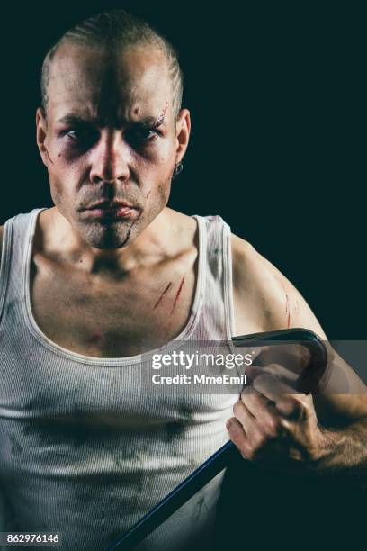 böse mann - brecheisen stock-fotos und bilder