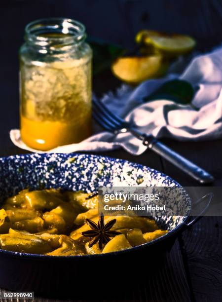 baked quince - kvitten bildbanksfoton och bilder