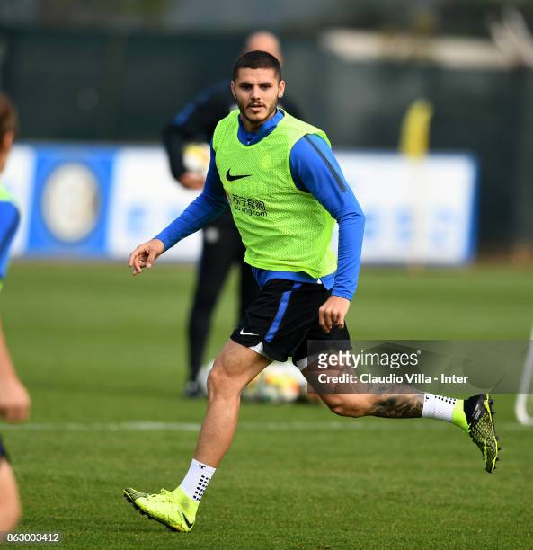 Mauro Icardi of FC Internazionale looks on during the training session at Suning Training Center at Appiano Gentile on October 19, 2017 in Como,...