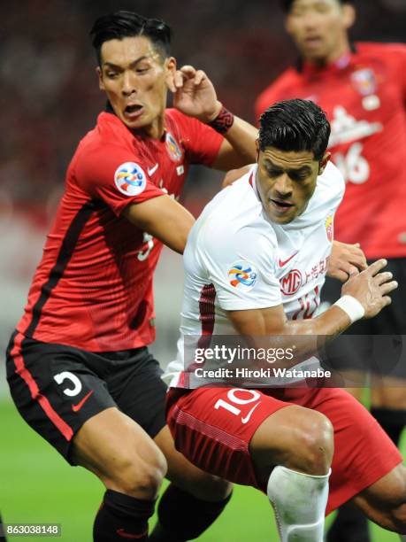 Hulk of Shanghai SIPG and Tomoaki Makino of Urawa Red Diamonds compete for the ball during the AFC Champions League semi final second leg match...