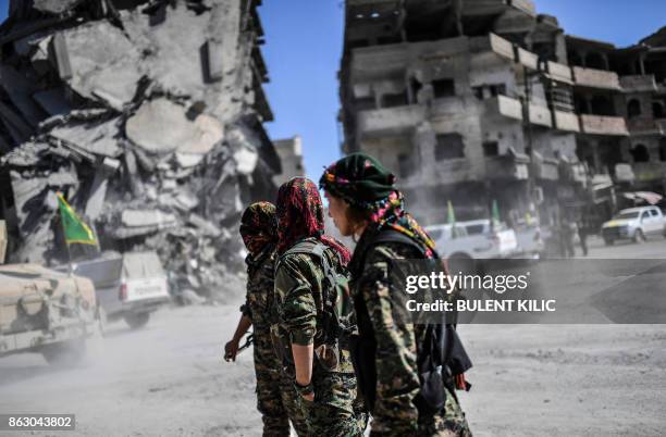 Kurdish female fighters of the Syrian Democratic Forces gather during a celebration at the iconic Al-Naim square in Raqa on October 19 after retaking...