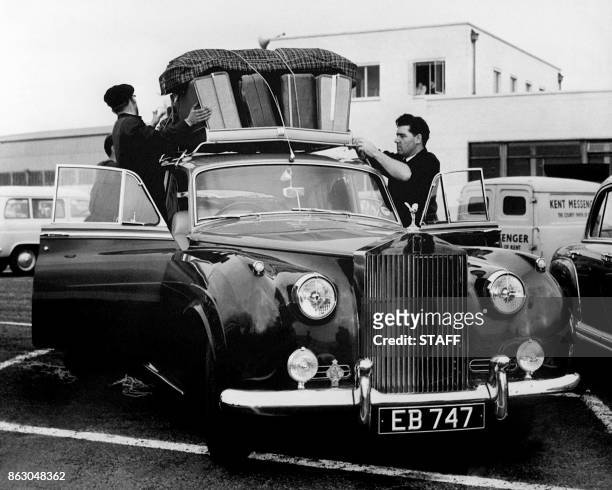 Laden fix luggage on actress Eva Bartok's Rolls Royce, 23 October 1958, at Ferryfield Airport, Kent. / AFP PHOTO / STAFF