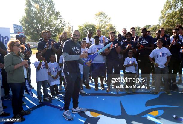 David Fizdale of the Memphis Grizzlies participates in a full team park cleanup on October 12, 2017 in Memphis, Tennessee. NOTE TO USER: User...