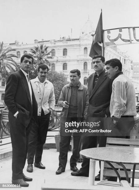 Les footballeurs algériens Mustapha Zitouni, Kadour Bekhloufi, Abdelaziz Ben Tifour, Abderramane Boubekeur et Amar Rouaï posent à Tunis, le 18 avril...