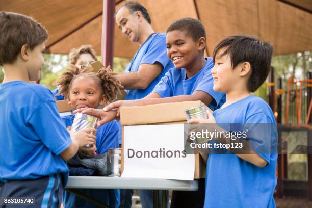 kinder sport team inzamelingsactie voor donaties, lokale ramp opluchting. - boy gift stockfoto's en -beelden
