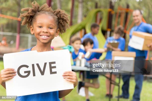 kinder sport-team wohltätigkeitsaktion für spenden, lokalen katastrophenhilfe. - wohltätigkeitsaktion stock-fotos und bilder