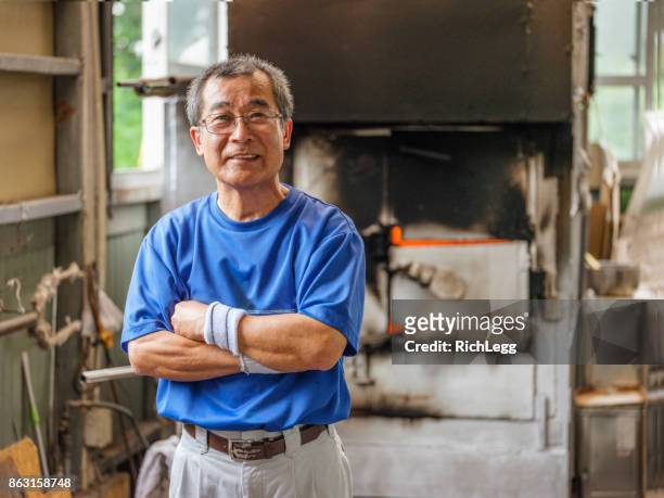 hombre japonés en fábrica de vidrio soplado - okinawa prefecture fotografías e imágenes de stock