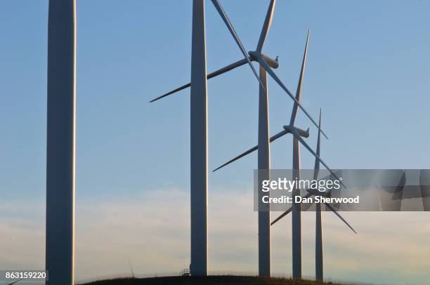 wind turbines at windy flats - washington - dan sherwood photography - fotografias e filmes do acervo