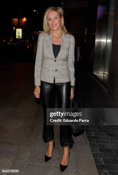 Marta Robles attends the 'Tricicle Hits' premiere at La Luz theatre on October 19, 2017 in Madrid, Spain.