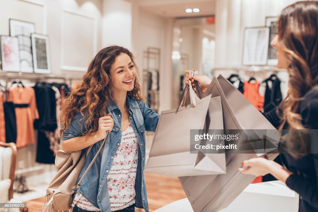 Glückliches Mädchen in der Fashion-Store einkaufen