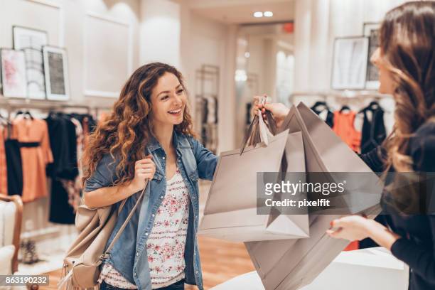 glückliches mädchen in der fashion-store einkaufen - shoppingcenter stock-fotos und bilder