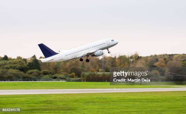 starting airplane - airplane take off stock pictures, royalty-free photos & images
