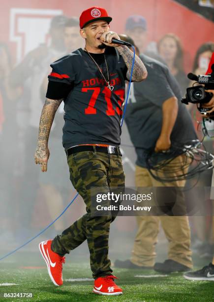 Houston rapper Paul Wall introduces the team as they take the field against the Memphis Tigers on October 19, 2017 in Houston, Texas.