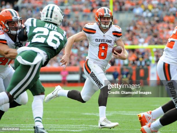 Quarterback Kevin Hogan of the Cleveland Browns carries the ball in the fourth quarter of a game on October 8, 2017 against the New York Jets at...