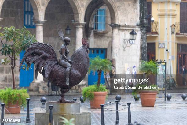 plaza vieja, habana en un día de lluvia, cuba - concha de berberecho fotografías e imágenes de stock