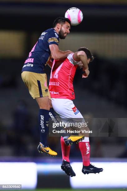 Luis Quintana of Pumas Jumps for the ball with Mauro Boselli of Leon during the 10th round match between Pumas UNAM and Leon as part of the Torneo...