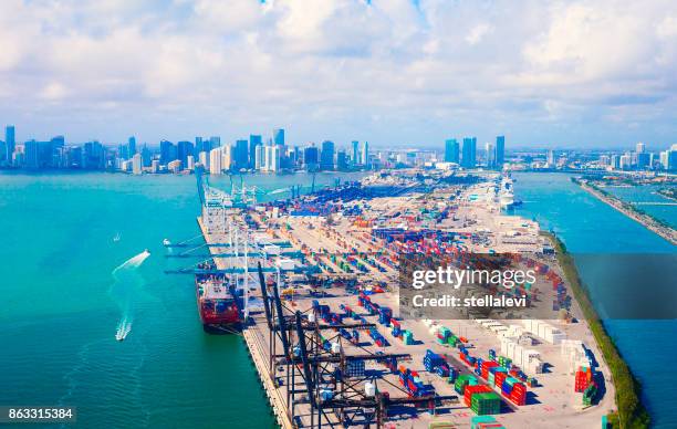 vista aérea del puerto de miami y el centro - florida estados unidos fotografías e imágenes de stock