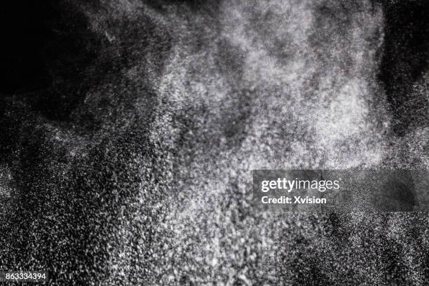 powder burst in black background - brume fond noir photos et images de collection