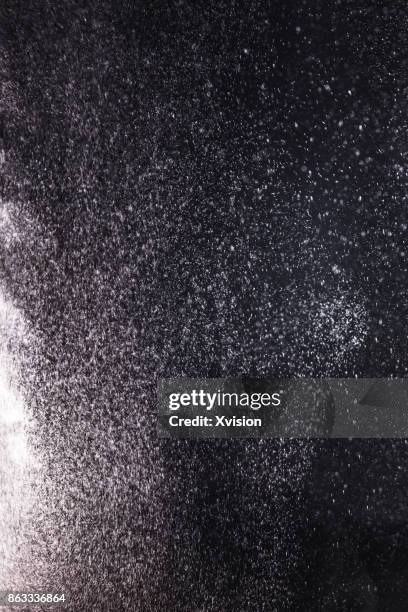 powder burst in black background - black and white food 個照片及圖片檔