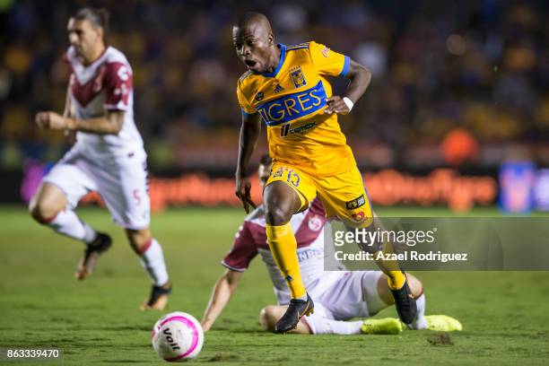 Enner Valencia of Tigres drives the ball during the 10th round match between Tigres UANL and Veracruz as part of the Torneo Apertura 2017 Liga MX at...