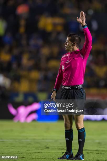 Referee Fernando Hernandez in action during the 10th round match between Tigres UANL and Veracruz as part of the Torneo Apertura 2017 Liga MX at...