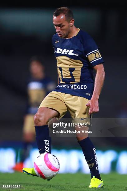 Marcelo Diaz of Pumas drives the ball during the 10th round match between Pumas UNAM and Leon as part of the Torneo Apertura 2017 Liga MX at Olimpico...