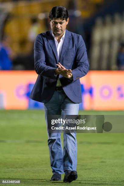 Jose Cardozo, coach of Veracruz, gets in the field prior the 10th round match between Tigres UANL and Veracruz as part of the Torneo Apertura 2017...