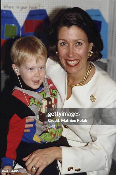 Marilyn Quayle, épouse du vice-président des Etats-Unis Dan Quayle, visite une école pour enfants malentendants.