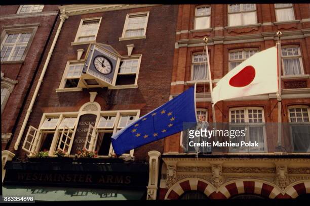 Europe noue des contacts avec le Japon - Londres, Drapeau européen et drapeau japonais.