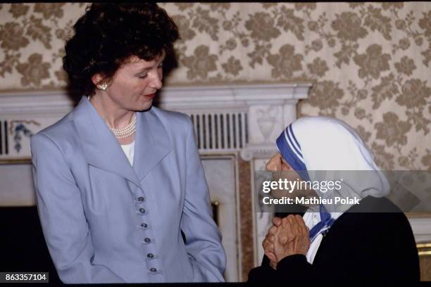 Mary Robinson, then Irish president and future High Commissioner of UNHCHR, welcomes Mother Teresa in Dublin, Ireland