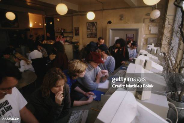 VIRTUAL' SURFERS AT THE CYBERIA CAFÃ‰ IN LONDON