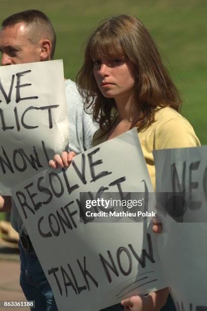 Situation tendu en Irlande du Nord : Monica Mac Williams manifeste pour le retour du Sinn FÃ©in dans les pourparlers de paix en Ulster.