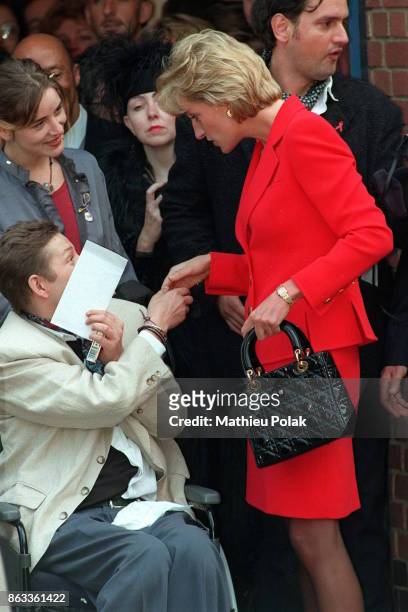 Londres, la princesse de Galles bavarde avec un jeune handicapÃ© Ã son arrivÃ©e au London Lightouse, centre d'aide aux personnes atteintes du SIDA.
