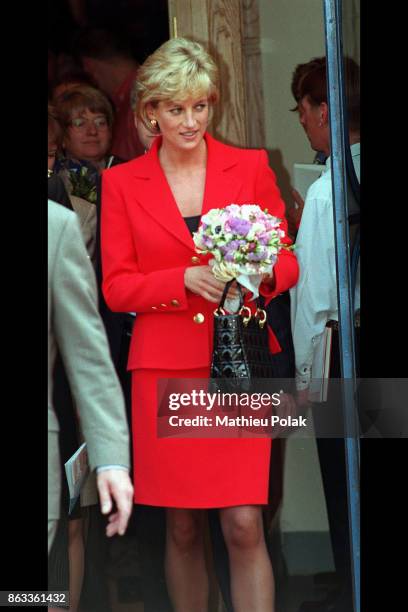 La princesse de Galles Ã Londres, invitÃ©e du London Lighthouse, centre d'aide aux personnes atteintes du SIDA.