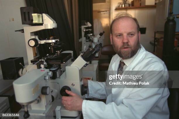 Dolly, la première brebis clônée - Le chercheur Ian Wilmut dans son laboratoire à Roslin, Ecosse.