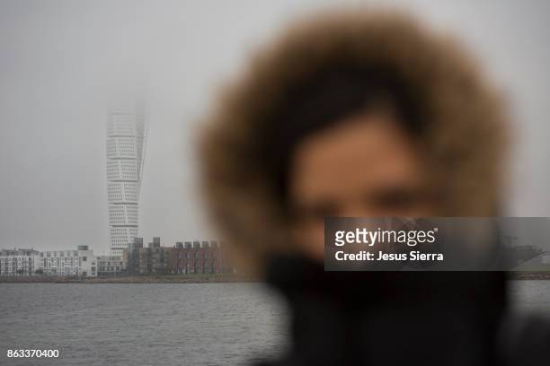girl with cold in malmo sweden - santiago calatrava stockfoto's en -beelden