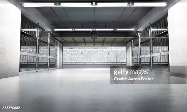 empty pit garage - empty garage fotografías e imágenes de stock