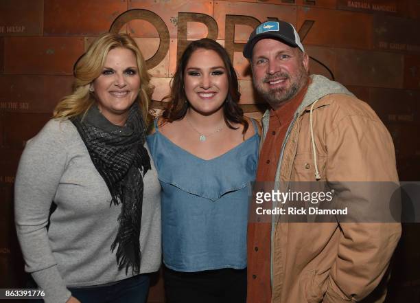 Singer/Songwriter Allie Colleen Brooks Daughter of Garth Brooks and first wife Sandy Brooks poses with her stepmom Singer/Songwriter Trisha Yearwood...