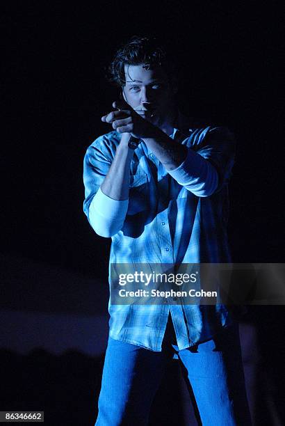 Blake Shelton performs during the 2009 Kentucky Derby Festival at Kroger's Fest-A-Ville On The Waterfront on April 30, 2009 in Louisville, Kentucky.