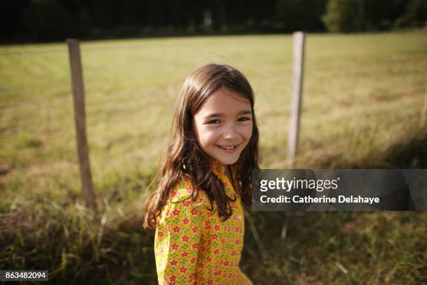 a 8 years old girl in the countryside - 8 9 years stock-fotos und bilder