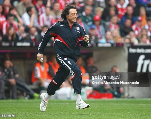 Team doctor Hans-Wilhelm Mueller-Wohlfahrt of Muenchen runs during the Bundesliga match between FC Bayern Muenchen and Borussia M'gladbach at the...