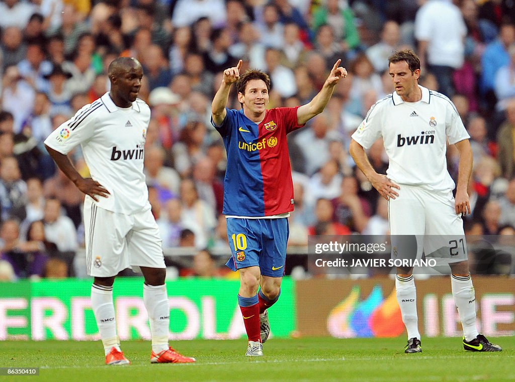 Barcelona's Argentinian Lionel Messi (C)