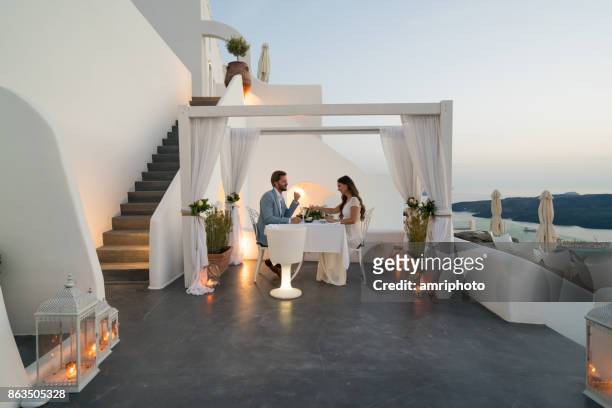 authentieke rijkdom - diner voor twee op privé veranda - tafel voor twee stockfoto's en -beelden