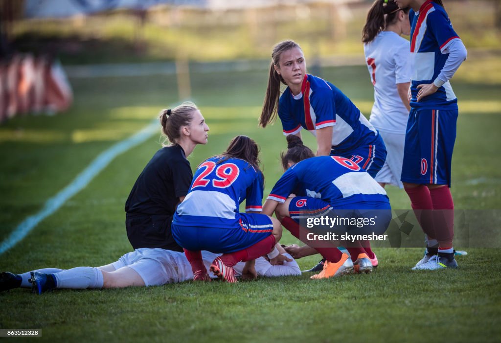 ¡Lesión en partido de fútbol de las mujeres!